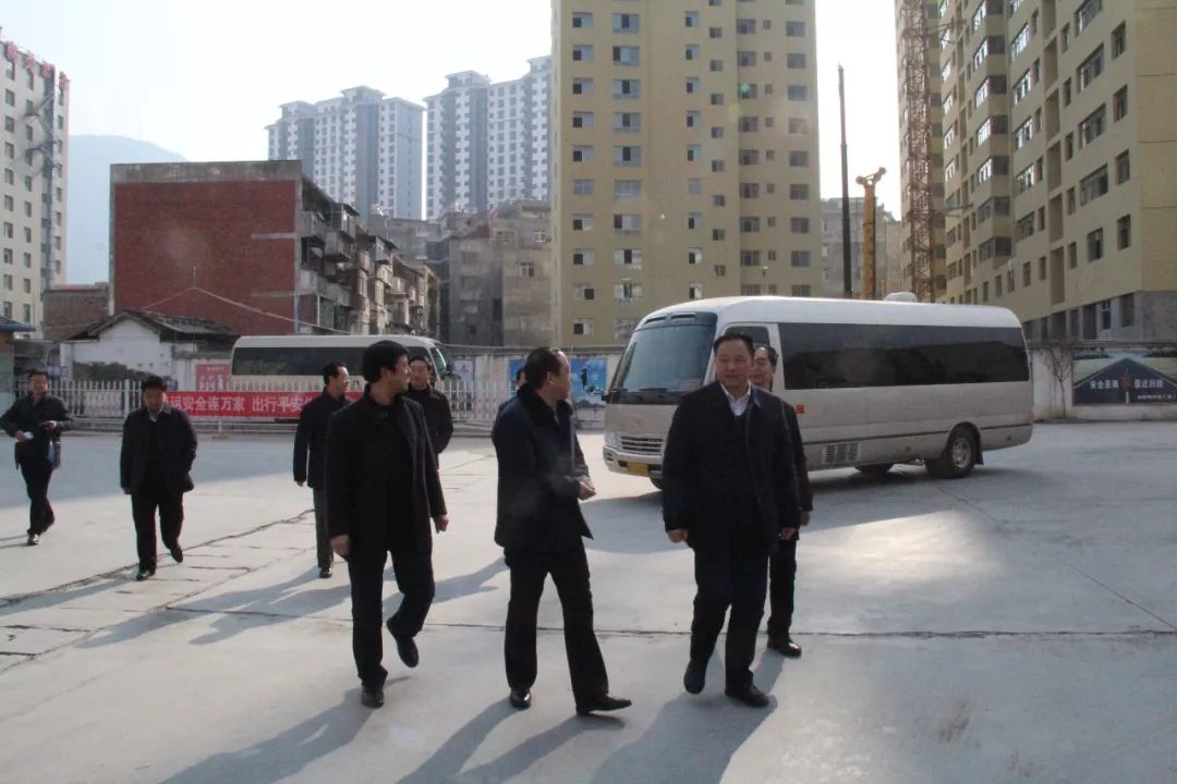 隴南市委常委、常務(wù)副市長(zhǎng)張慶宏、副市長(zhǎng)徐世林、市人大副主任陳榮等一行深入隴運(yùn)集團(tuán)公司武都汽車(chē)站開(kāi)展春節(jié)前走訪慰問(wèn)活動(dòng)